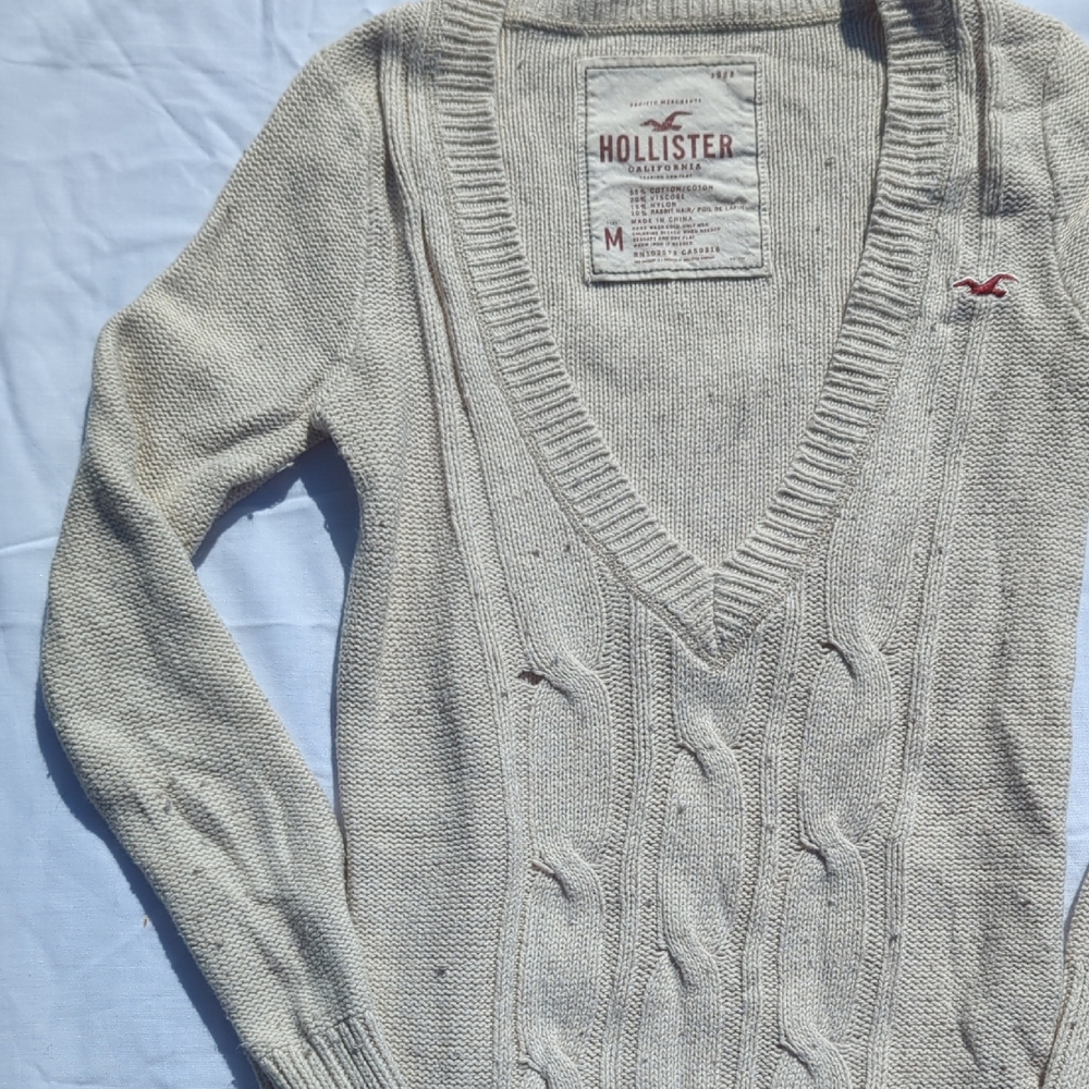 Hollister Women's Light Beige Cable Knit V-Neck Sweater - Picture 3 of 7